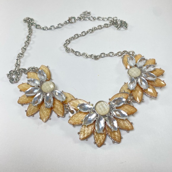 Vintage Rhinestone White Peach Flower Cluster Bib Statement Necklace - Picture 1 of 6
